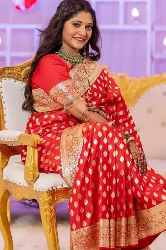 Red silk blend banarasi saree with unstitched blouse piece