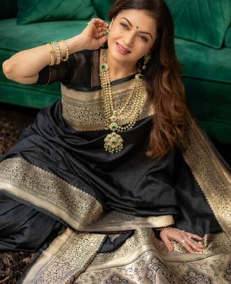 Black silk blend banarasi saree with unstitched blouse piece 2
