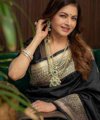 Black silk blend banarasi saree with unstitched blouse piece 3