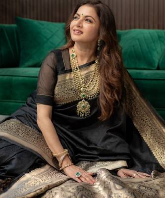 Black silk blend banarasi saree with unstitched blouse piece 4
