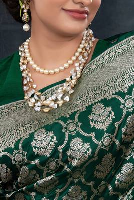 Green silk blend banarasi saree with unstitched blouse piece 5