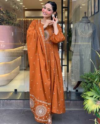 Women's cotton khadi sequin embroidered orange kurta pant set with cotton dupatta 4