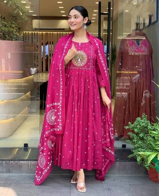 Women's cotton khadi sequin embroidered pink kurta pant set with cotton dupatta 3