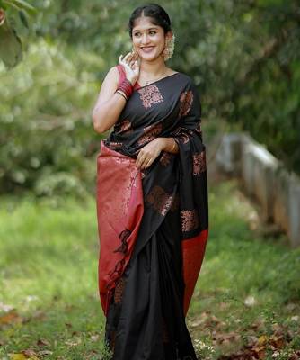 Black red silk blend banarasi saree with unstitched blouse piece 2