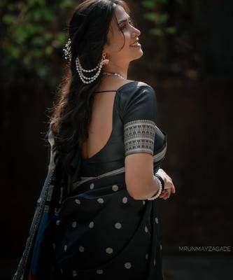 Black silk blend banarasi saree with unstitched blouse piece 3