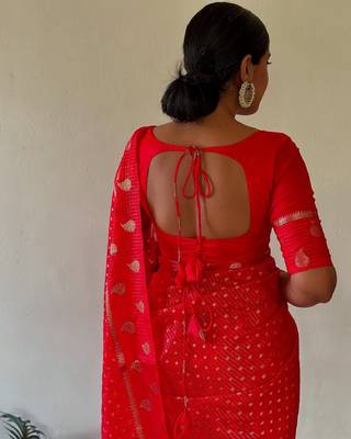 Red silk blend banarasi saree with unstitched blouse piece 3