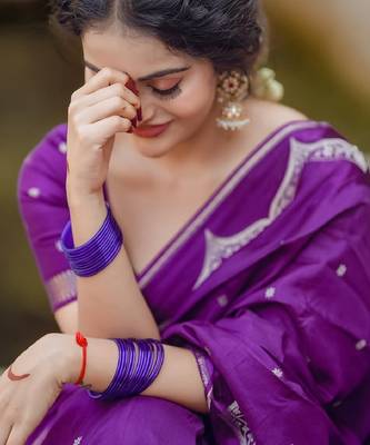 Purple silk blend banarasi saree with unstitched blouse piece 5