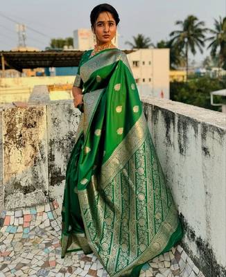 Green silk blend banarasi saree with unstitched blouse piece 2
