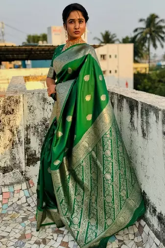 Green silk blend banarasi saree with unstitched blouse piece