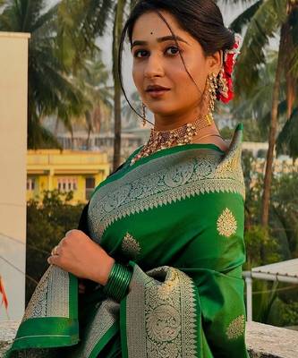 Green silk blend banarasi saree with unstitched blouse piece 3