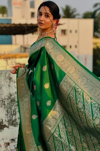 Green silk blend banarasi saree with unstitched blouse piece