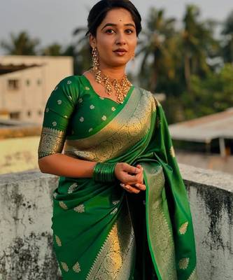 Green silk blend banarasi saree with unstitched blouse piece 5