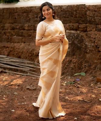 White silk blend banarasi saree with unstitched blouse piece 1