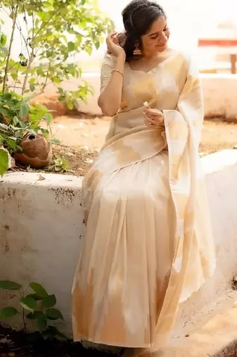 White silk blend banarasi saree with unstitched blouse piece