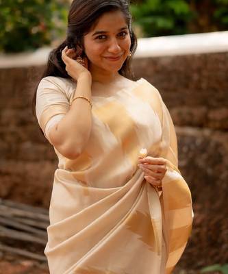 White silk blend banarasi saree with unstitched blouse piece 4