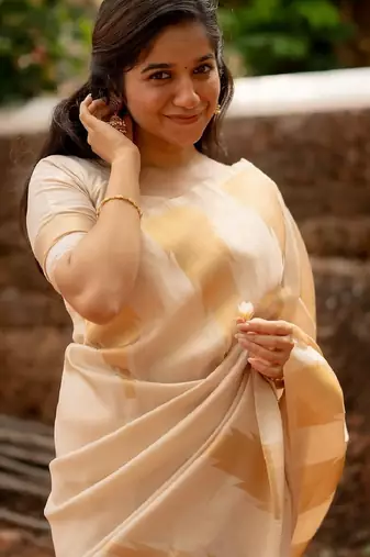 White silk blend banarasi saree with unstitched blouse piece