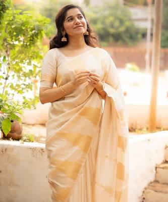 White silk blend banarasi saree with unstitched blouse piece 5