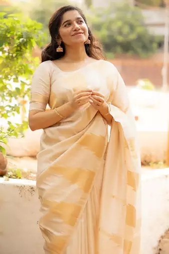 White silk blend banarasi saree with unstitched blouse piece