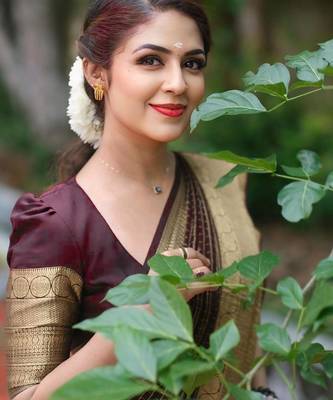 Maroon silk blend banarasi saree with unstitched blouse piece 2
