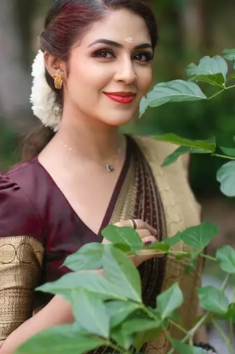 Maroon silk blend banarasi saree with unstitched blouse piece