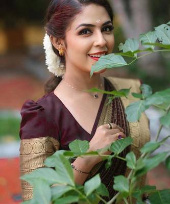 Maroon silk blend banarasi saree with unstitched blouse piece 3
