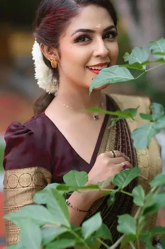 Maroon silk blend banarasi saree with unstitched blouse piece