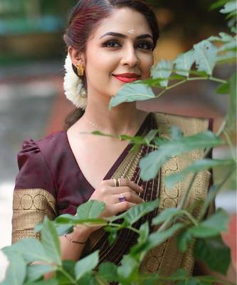 Maroon silk blend banarasi saree with unstitched blouse piece 4