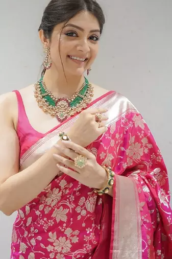 Pink silk blend banarasi saree with unstitched blouse piece