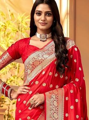 Red silk blend banarasi saree with unstitched blouse piece 3