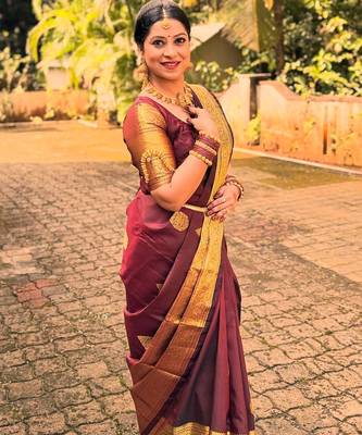Maroon silk blend banarasi saree with unstitched blouse piece 4