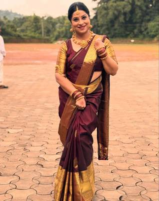 Maroon silk blend banarasi saree with unstitched blouse piece 5