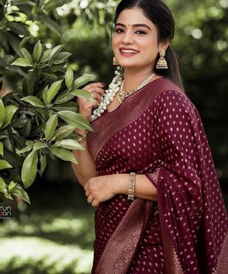 Maroon silk blend banarasi saree with unstitched blouse piece 4