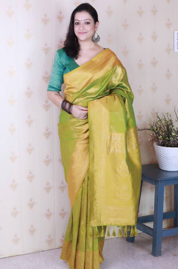 Green banarasi silk leheriya zari woven saree with contrast blouse piece