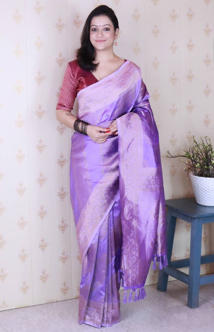 Lavender banarasi silk leheriya zari woven saree with contrast blouse piece