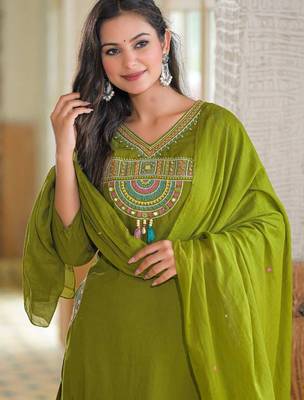 Ethnic green cotton jaipuri embroidery kurta set 3