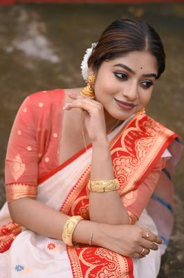 cream meenakari zari soft silk saree with red border 4