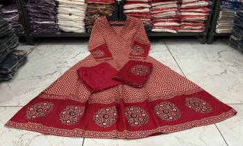 Red chevron printed anarkali kurta set 5