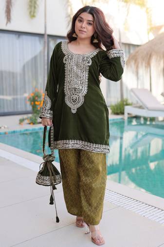 Dark green velvet embroidered designer kurta set with batwa