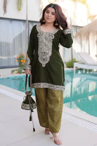 Dark green velvet embroidered designer kurta set with batwa