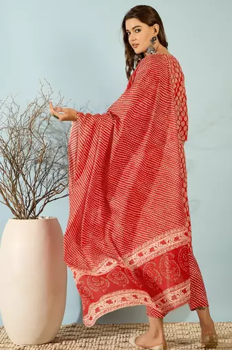 Red floral print cotton straight kurta pant with dupatta se