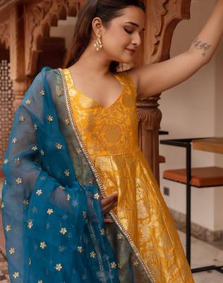 Yellow jacquard gotapatti organza anarkali suit set 4