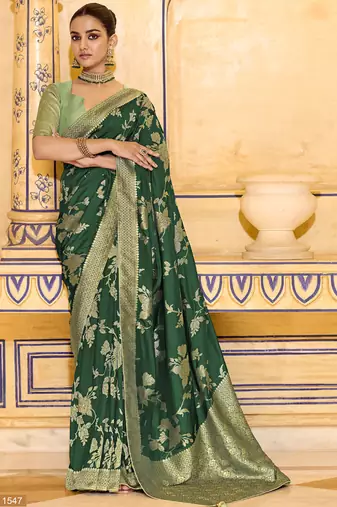 Green crepe silk saree, beautifully crafted with rich zari weaving