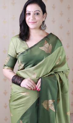 green soft silk saree with zari work 5