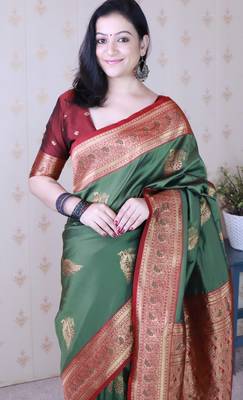 green soft silk saree with rich zari border & contrast blouse 5
