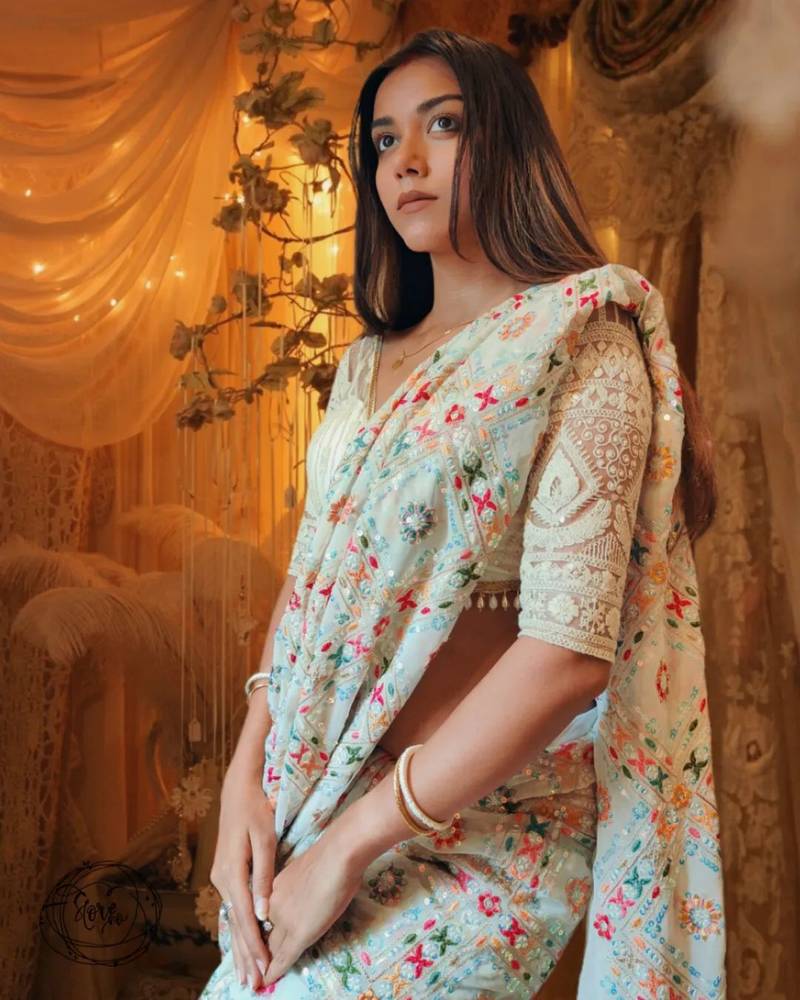 Cream Colour Georgette Fabric Trending Saree With Heavy Work Un-Stitched Blouse