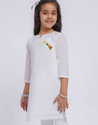girls wear white cambric kurta with holi chest print 2