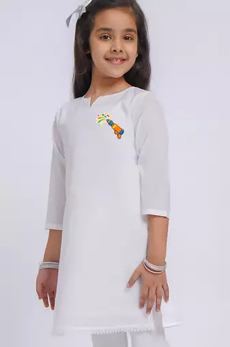 girls wear white cambric kurta with holi chest print