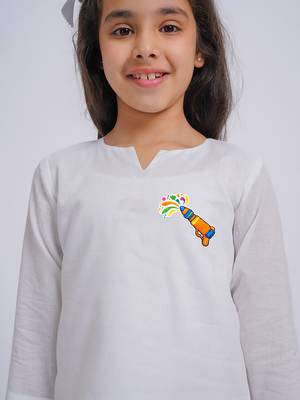 girls wear white cambric kurta with holi chest print 3