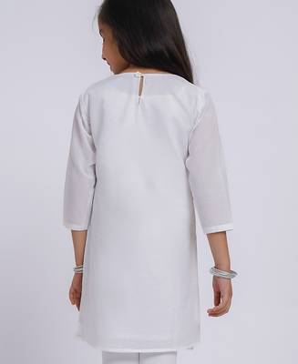 girls wear white cambric kurta with holi chest print 4