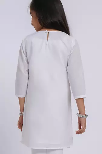 girls wear white cambric kurta with holi chest print